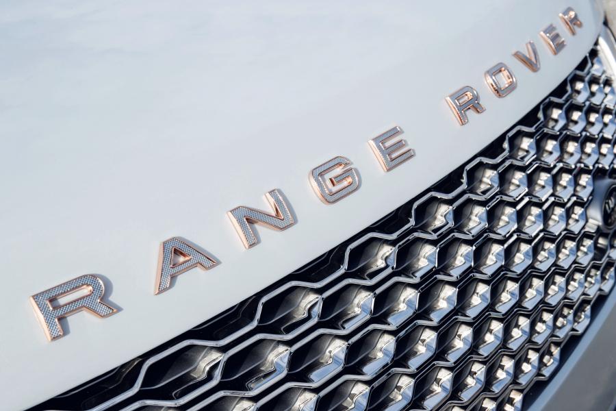 Логотип Land Rover Range Rover SV Coupe 2018 года  (NA) (фото 6 из 12)